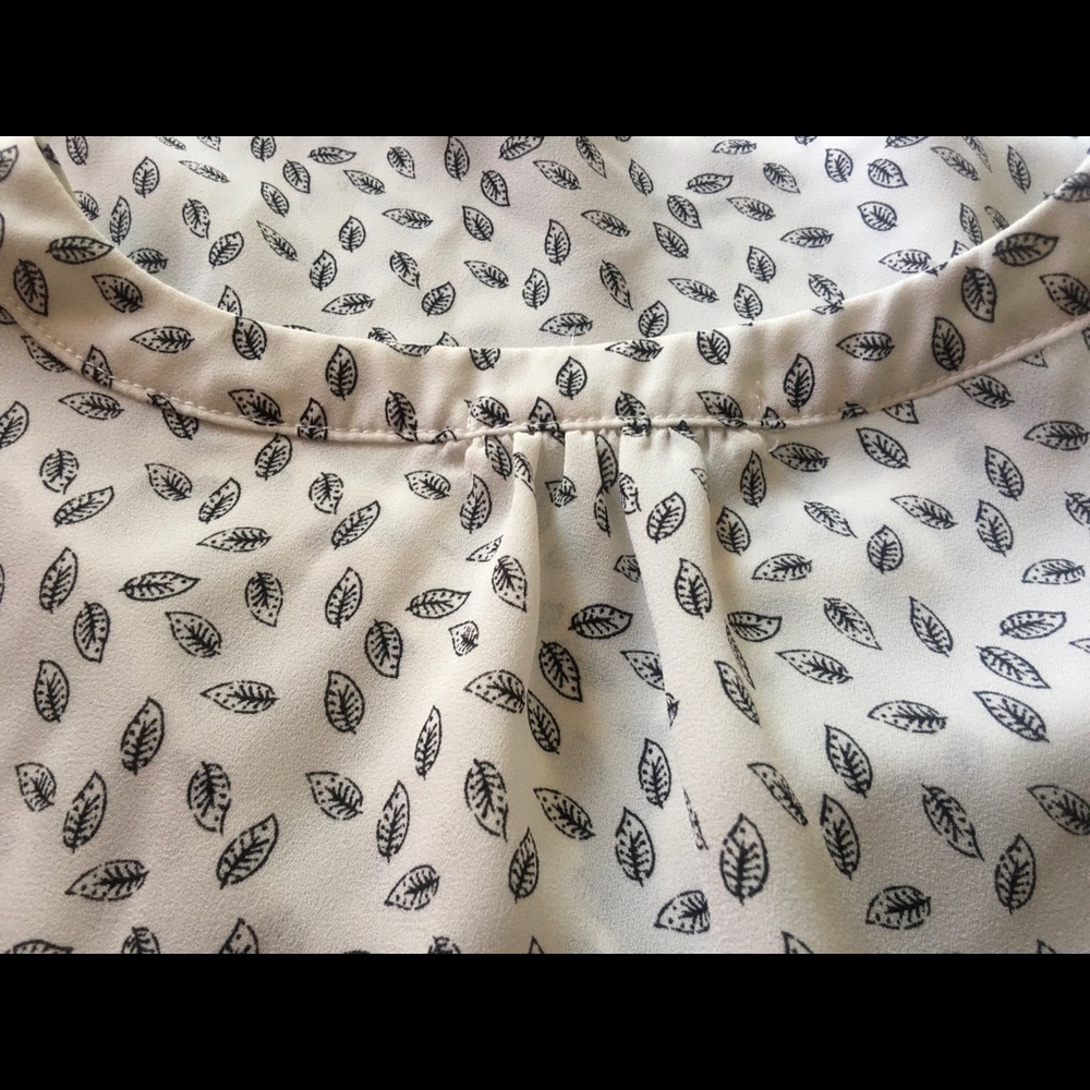 Leaf pattern V neck top - Picture 4 of 4